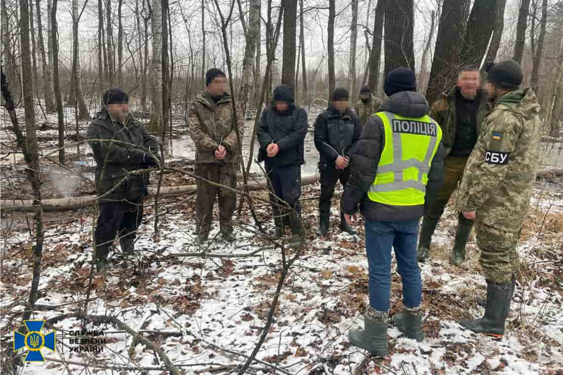 Правоохоронці викрили жителя Олевська та його поплічників, які видобували бурштин у прикордонні з білоруссю