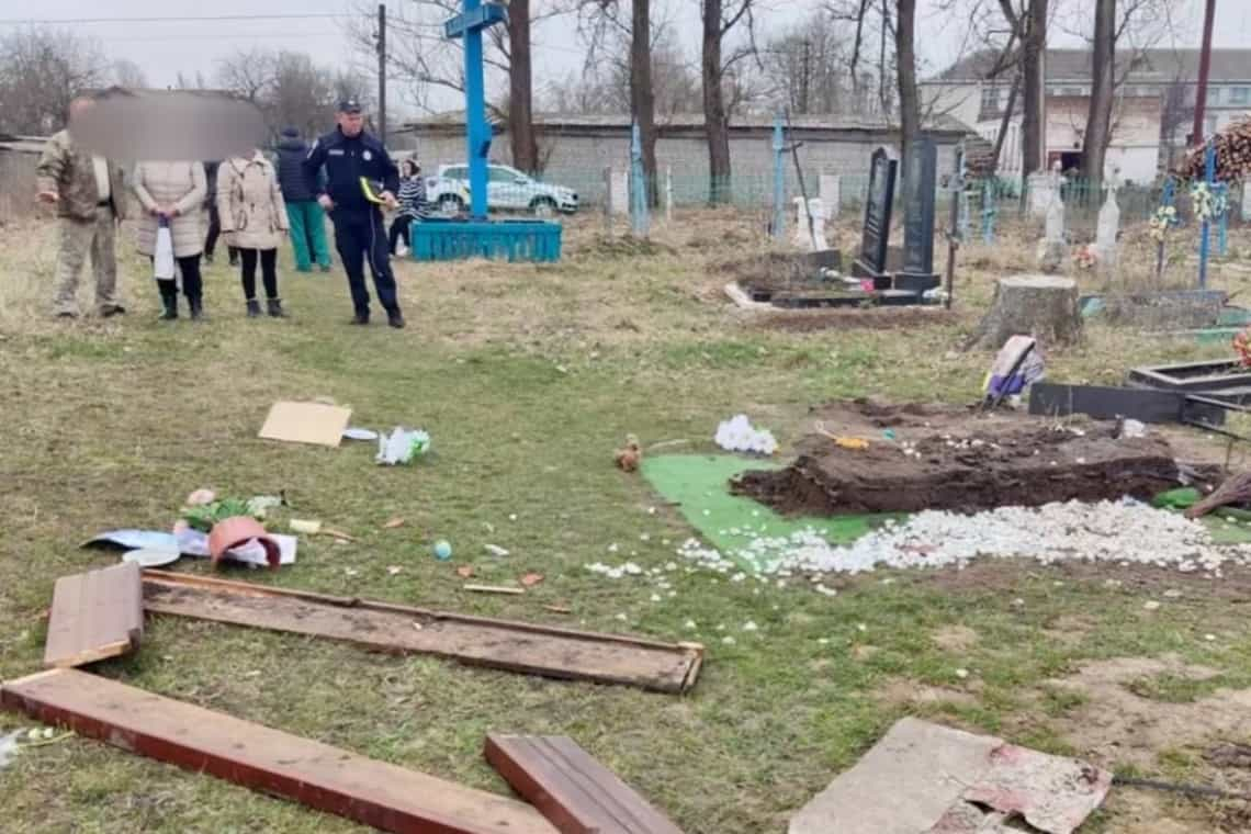 У Житомирській області чоловік пошкодив могилу військового через ревнощі