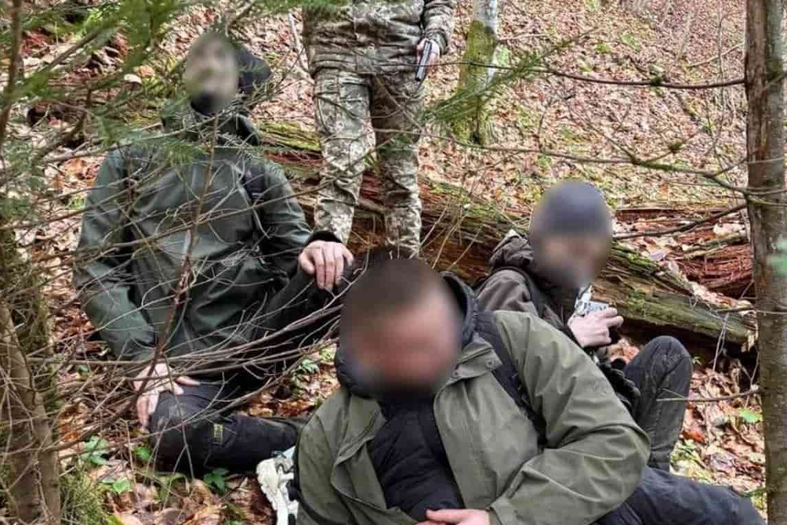 Хотіли через гори перейти українсько-румунський кордон - прикордонники затримали трьох жителів Житомирщини