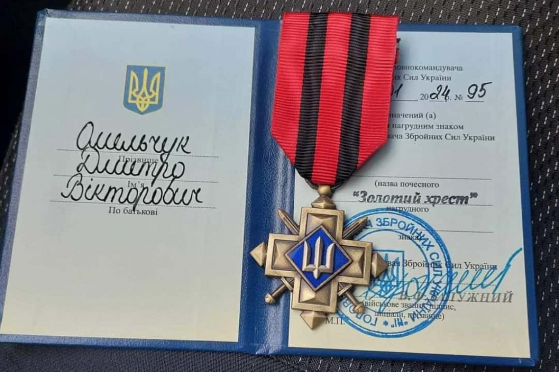 Житель Олевської громади Дмитро Омельчук нагороджений нагрудним знаком «Золотий хрест»