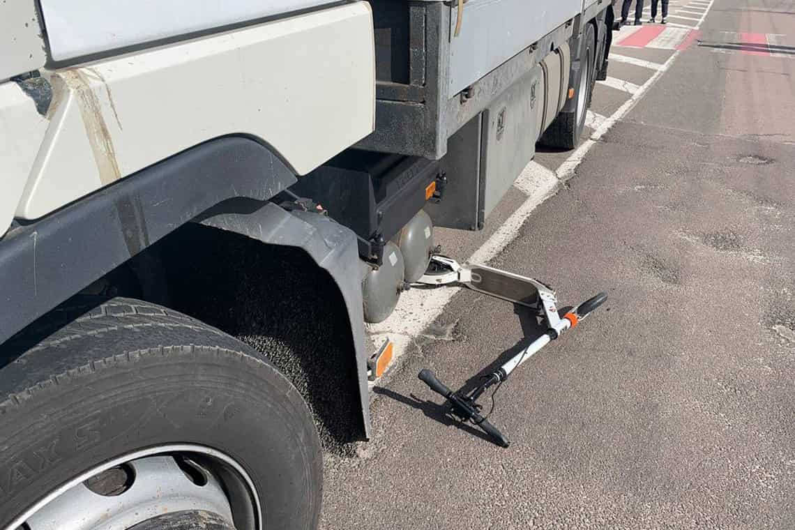 На автодорозі в Житомирі вантажівка збила дівчинку