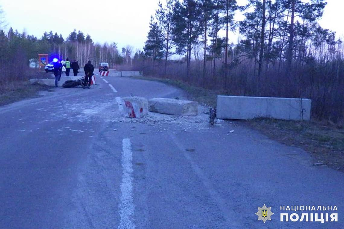 На Олевщині п’яний мотоцикліст в'їхав у бетонні блоки: дві пасажирки - в реанімації