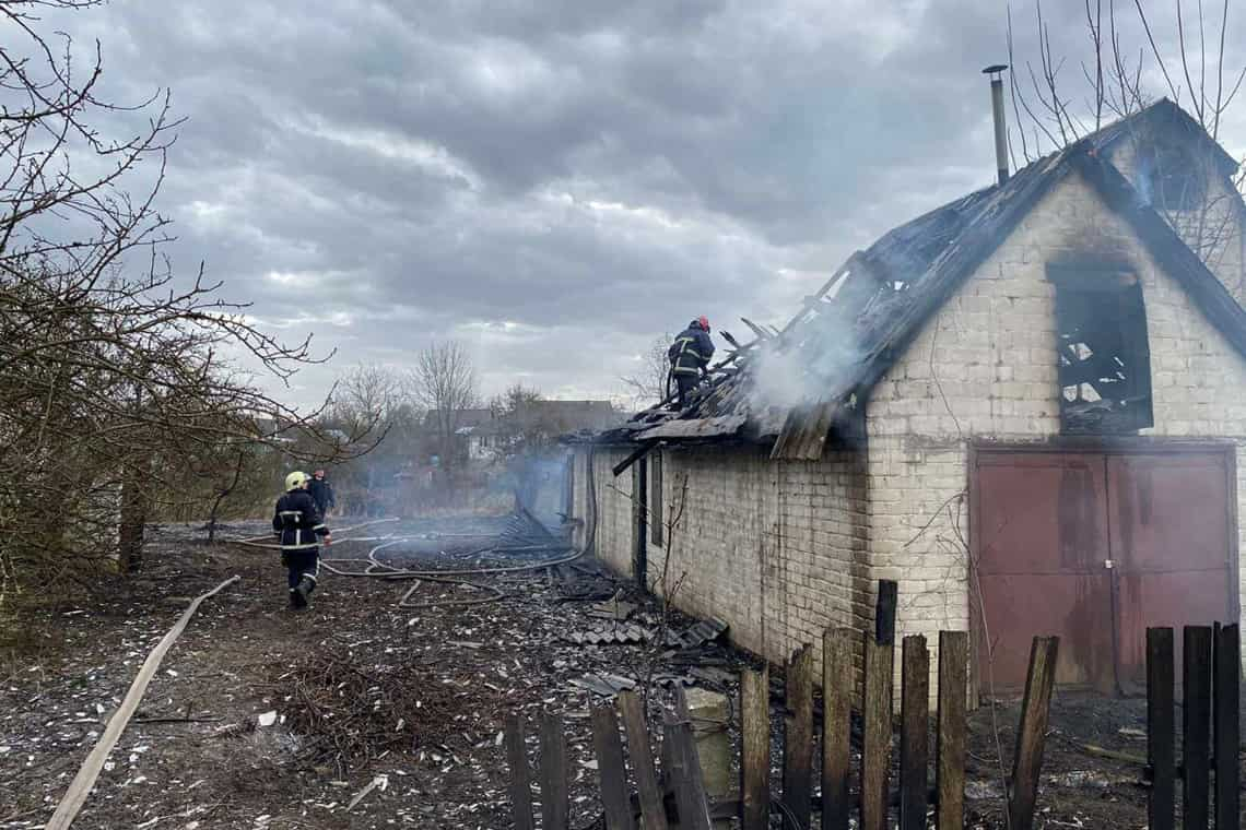 В Олевську через самовільне спалювання сухої трави зайнялися дві господарські споруди
