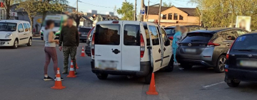 У місті на Житомирщині після удару з Nissan Fiat врізався у припарковане авто: постраждали двоє дітей