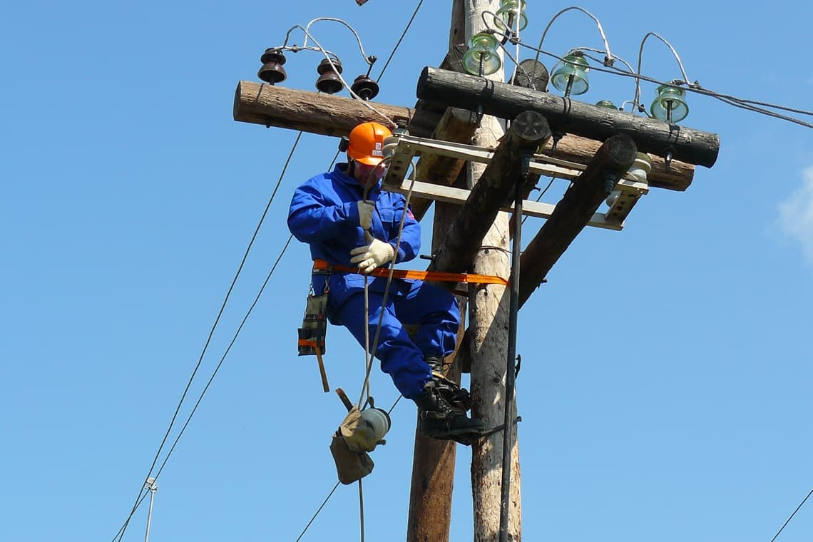 У громадах Житомирської області не вистачає електромонтерів: зарплата до 15 тис. грн
