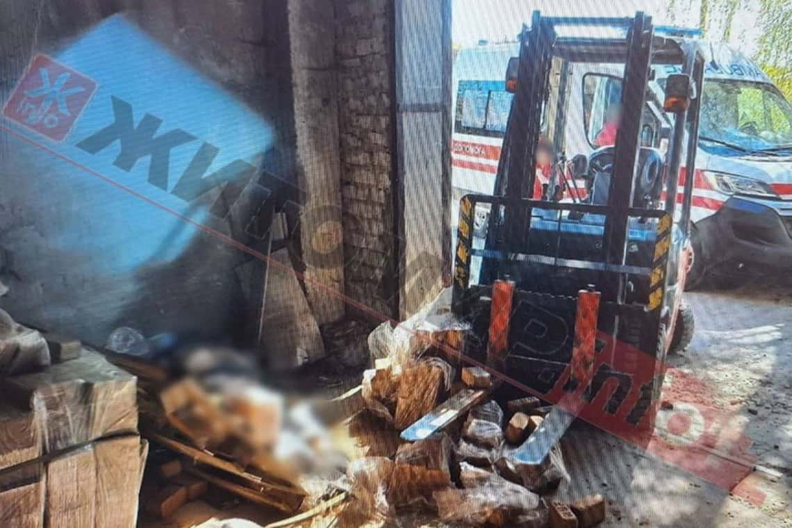 На підприємстві в Овруцькій громаді загинув працівник – на чоловіка впали дерев’яні брикети