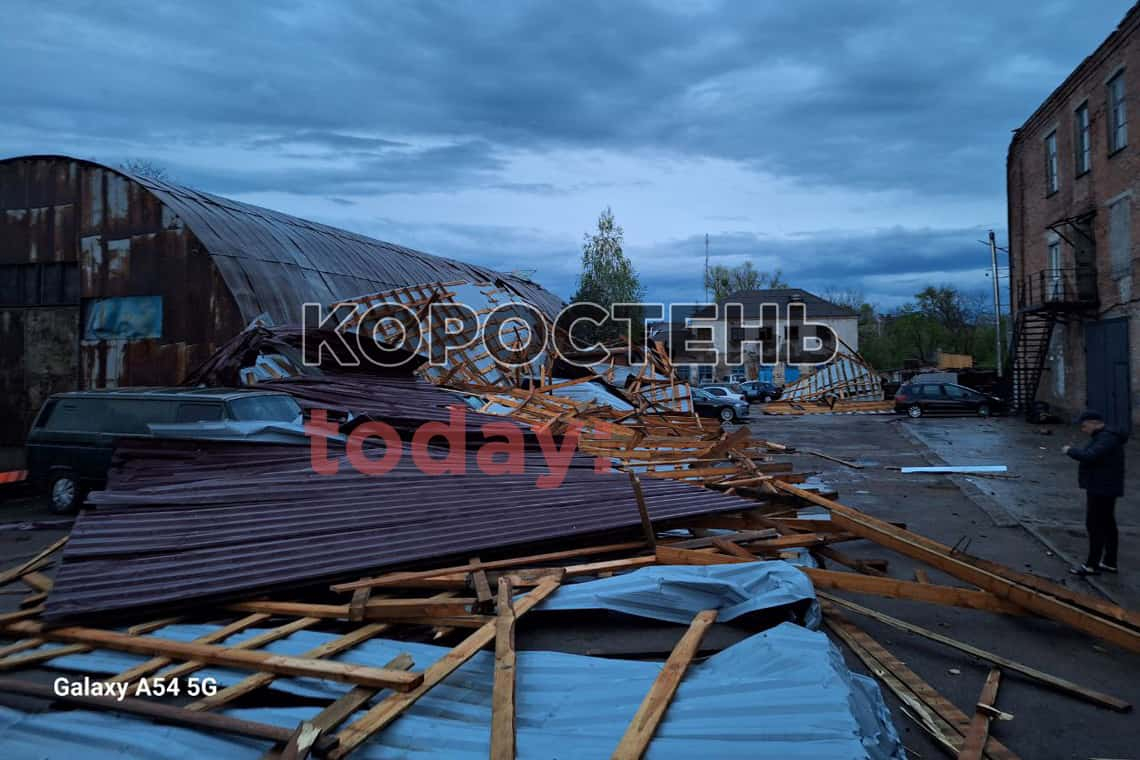 На території приватного підприємства у Коростені негода наробила лиха: з будівлі зірвало дах