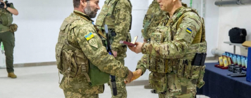 Захисника України з села Коростенського району нагороджено почесним знаком 