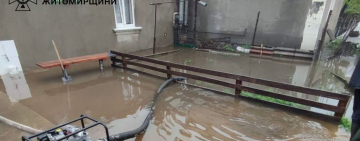 У Малині рятувальники три години відкачували воду з подвір’я та підвалу житлового будинку