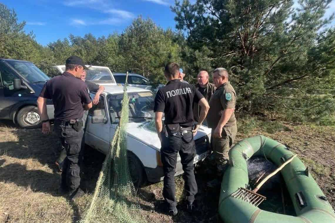 На річці в Малинській громаді виявили чоловіків, які за допомогою надувного човна та сітки ловили рибу