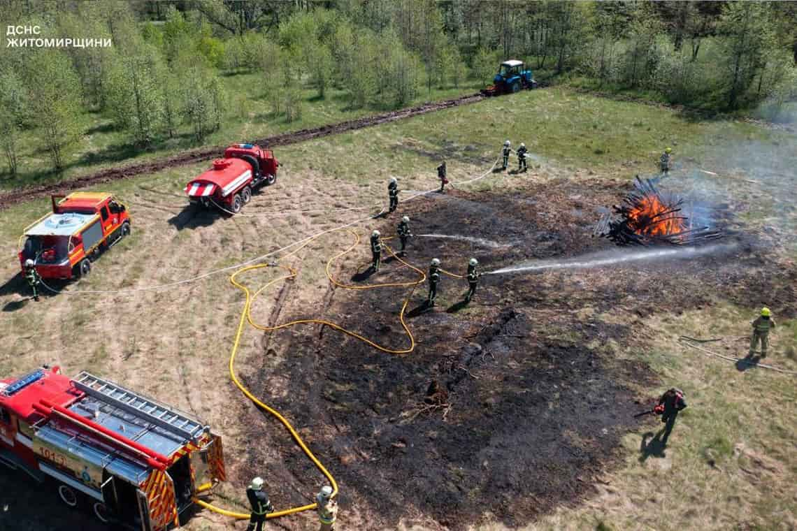 У Коростенському районі відбулися навчання з гасіння лісових пожеж (ФОТО)