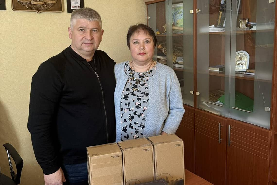 Військовому з Олевської громади передали тепловізор та три радіостанції, придбані за бюджетні кошти