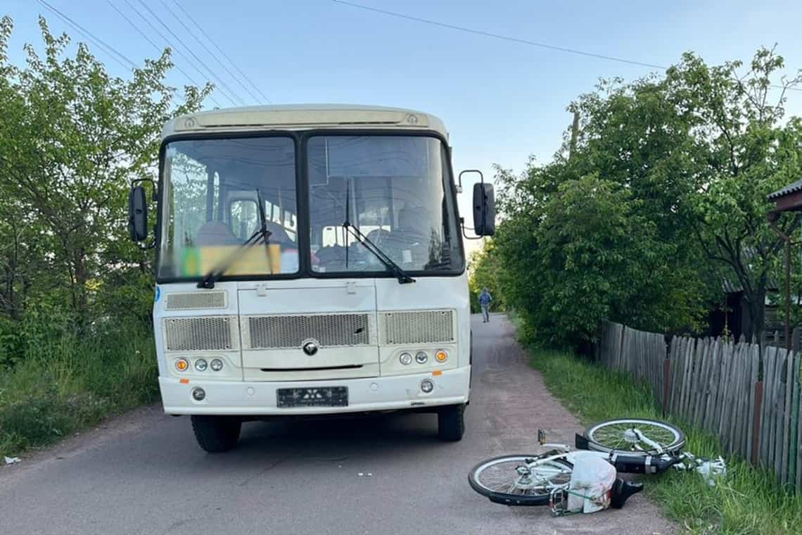 У Коростені пенсіонер на велосипеді потрапив під автобус