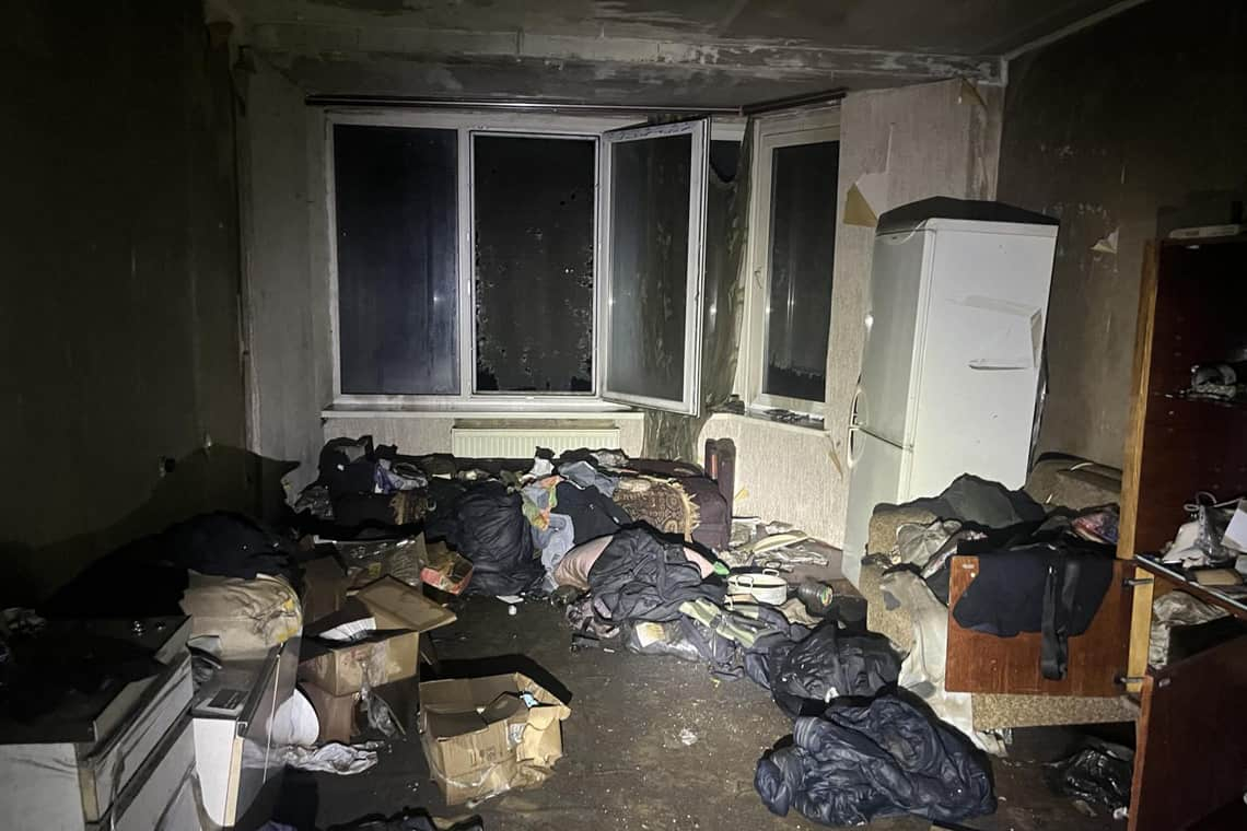 Евакуювали двох дорослих та 3-х дітей: в Овручі в захаращеній квартирі рятувальники виявили тіло чоловіка