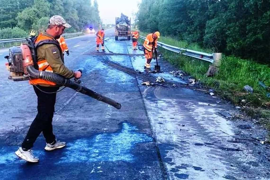 У Житомирській області шляховики ремонтують дороги після ДТП