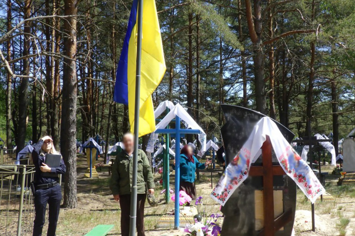 На Овруччині п’яна жінка зірвала прапор з могили військового