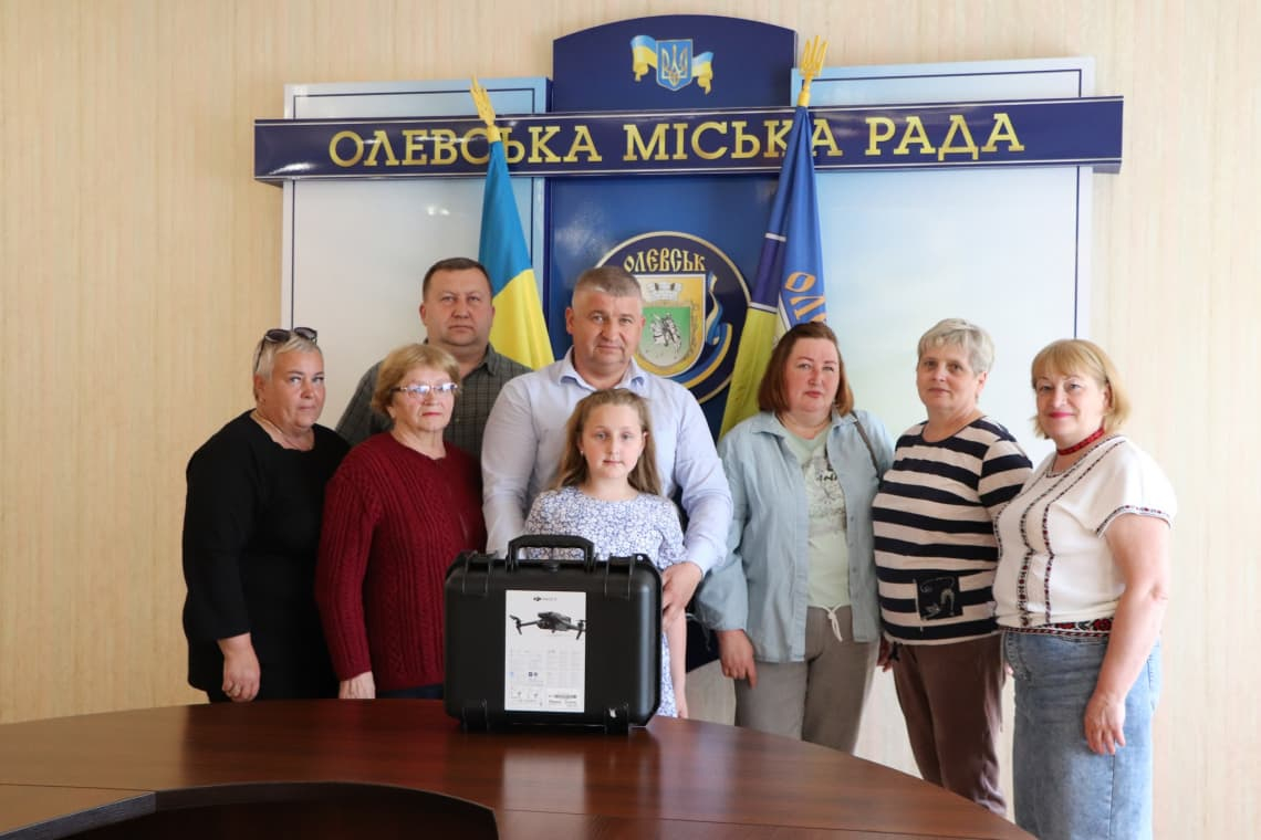 Олевська громада продовжує підтримувати захисників: військовому передали сучасний квадрокоптер
