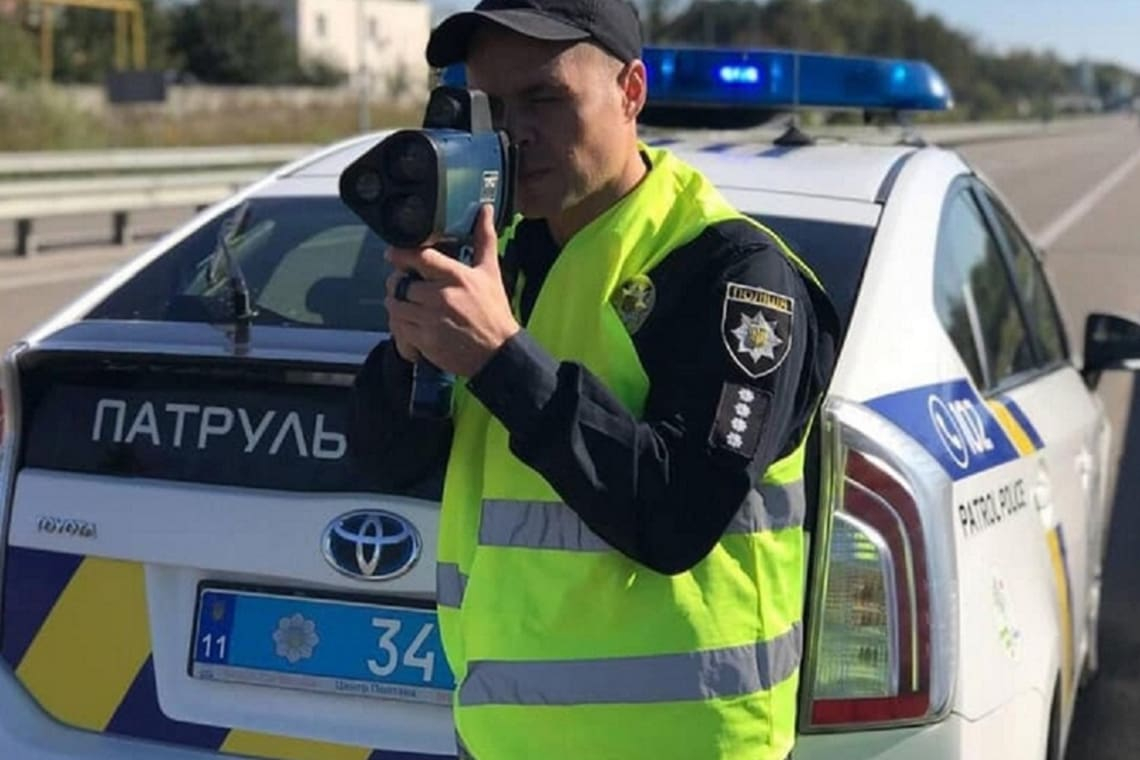 Де на автодорогах Житомирщини патрульні вимірюють швидкість руху авто за допомогою приладів TruCAM