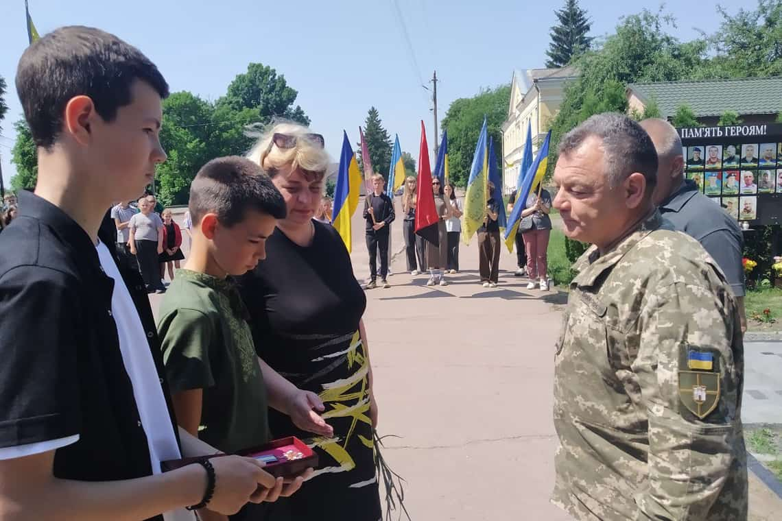 Дружині та синам загиблого десантника з Лугин вручили орден "За мужність" посмертно