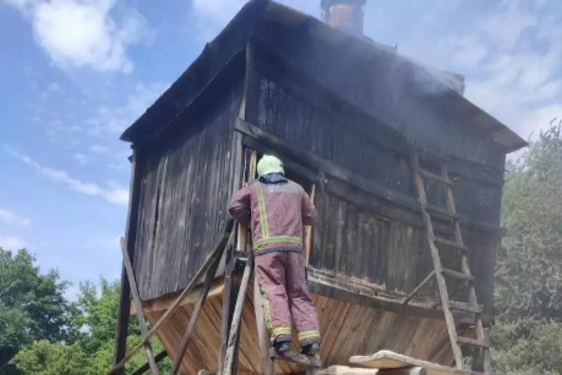 У селі Олевської громади горів дерев'яний будинок, а в місті - господарські будівлі