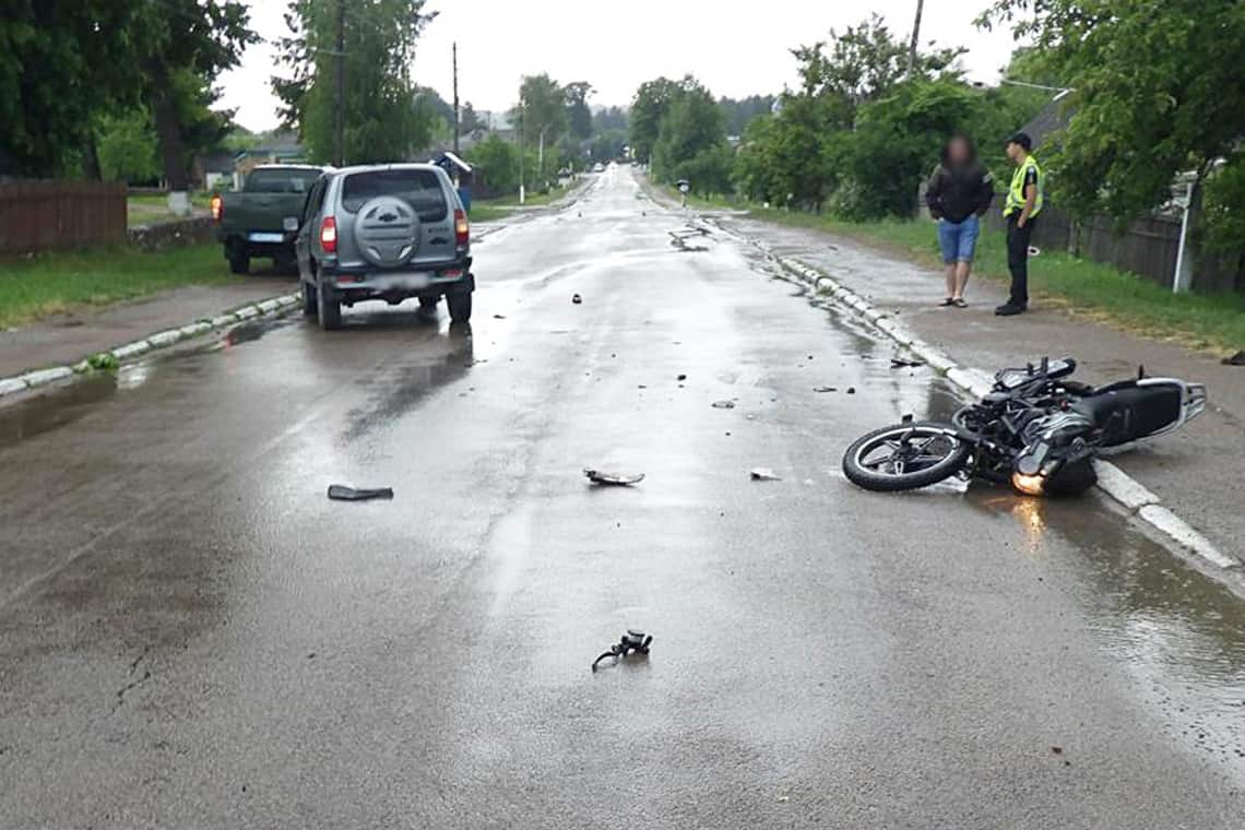 На одній з вулиць Словечного Chevrolet зіштовхнувся з Musstang: водія двоколісника госпіталізували