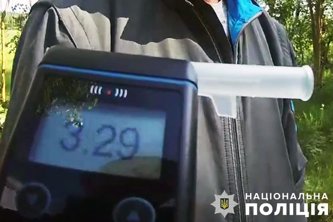 У Коростені п'яний водій Mazda врізався у паркан, а в Лугинській громаді поліцейські затримали випившого мотоцикліста