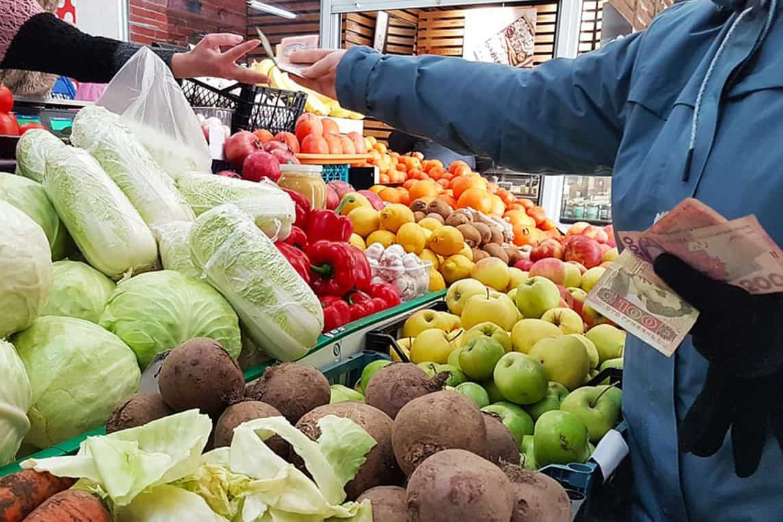 За місяць на ринку Житомирщини значно подорожчали фрукти, а знизились ціни на яйця та сало