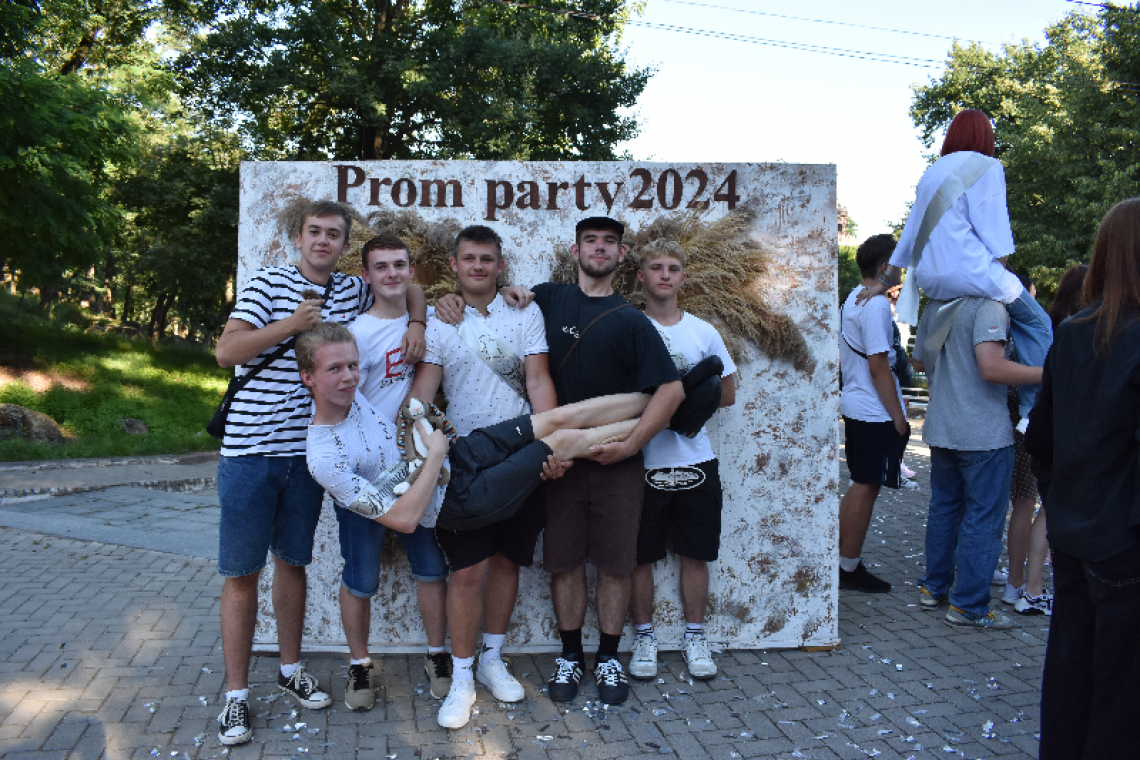 У коростенському парку «Древлянський» відбулась вечірка для випускників