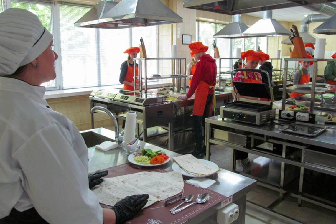 У Коростені та на Малинщині роботодавці запрошують на роботу кухарів: зарплата до 18 тис. грн