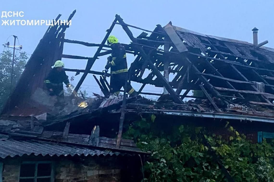 Вночі ППО збила над Житомирською областю три ворожі дрони, через падіння уламків загорівся приватний будинок