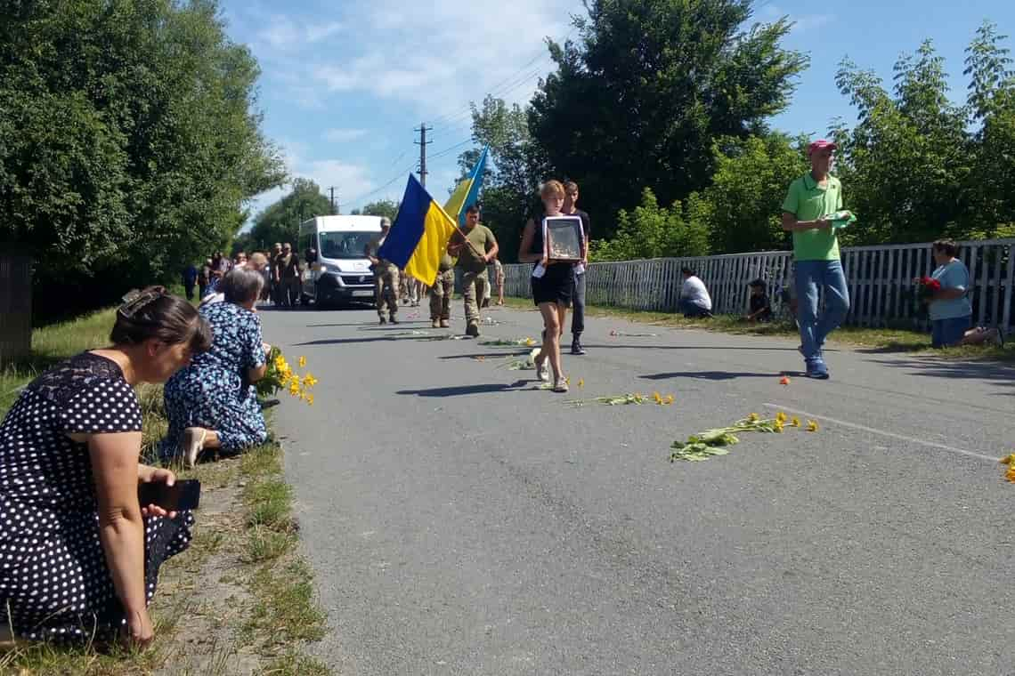 У Чоповицькій громаді прощалися з військовим, який 26 років тому переїхав з Криму до села