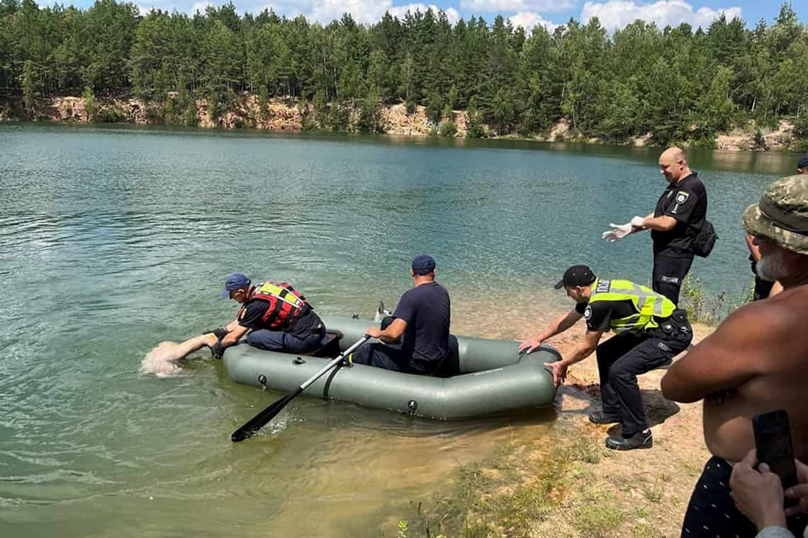 На базі відпочинку "Голубе озеро" на Овруччині у водоймі виявили тіло чоловіка