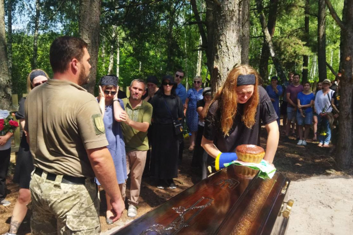 Залишилась 18-річна вдова - у Чоповицькій громаді попрощались із захисником Олексієм Єрмоленком