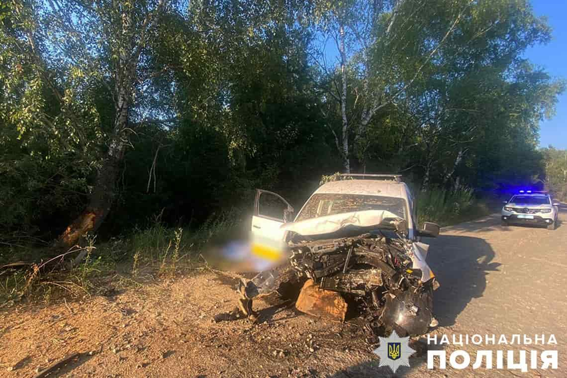 На дорозі в Малинській громаді Volkswagen з’їхав у кювет та зіткнувся з деревом, водій загинув