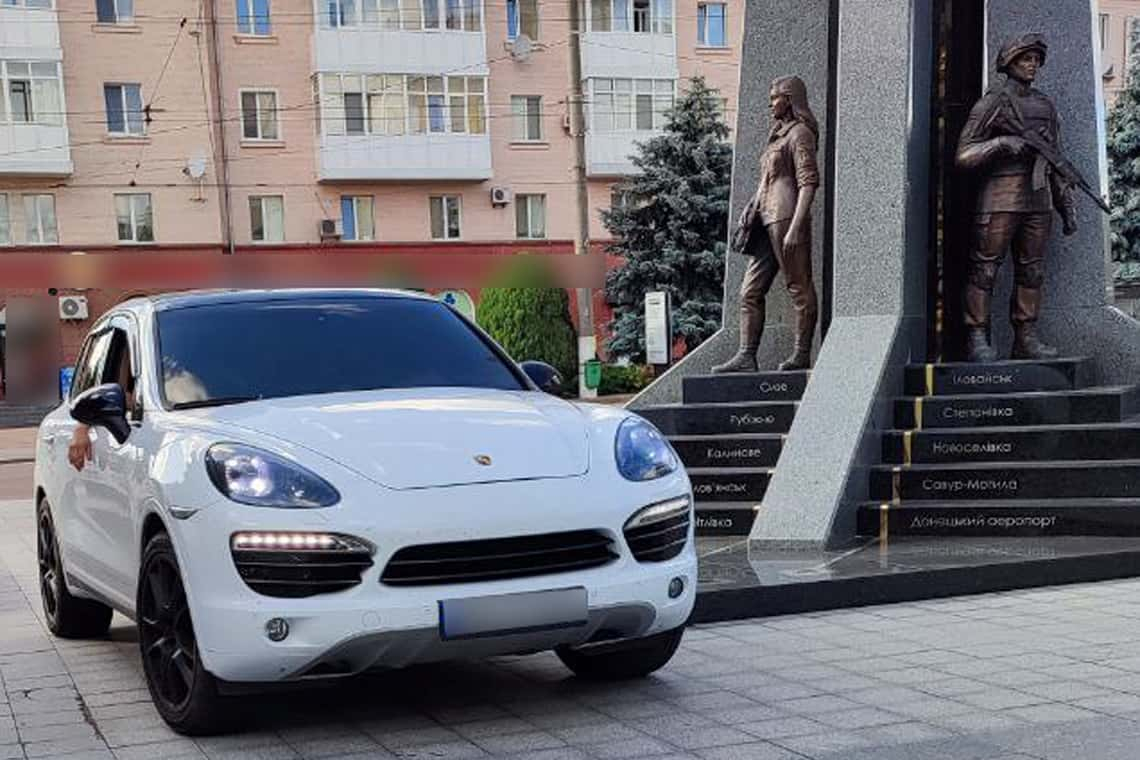 Водія Porsche, який в Житомирі припаркувався біля пам'ятника загиблим захисникам, розшукали на Коростенщині