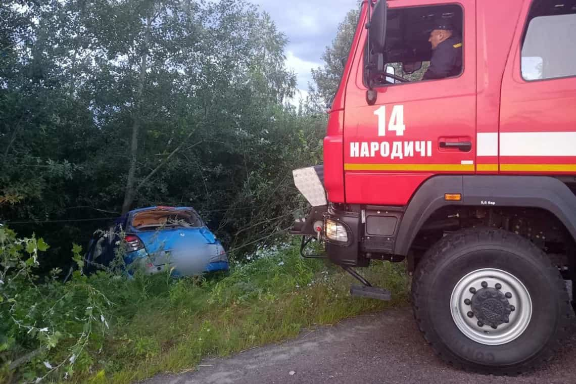 На Коростенщині авто перекинулося і влетіло в кювет, травмовано двоє людей