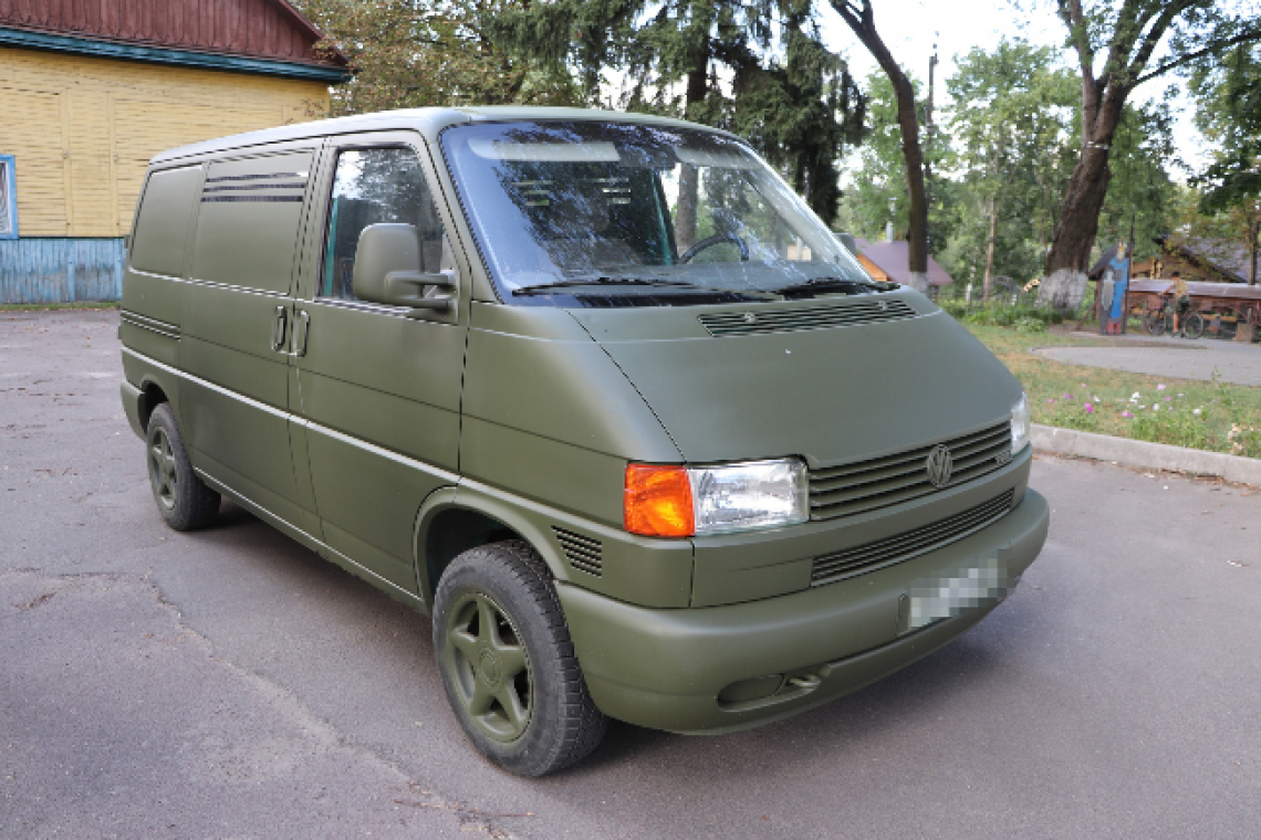 Олевська громада передала автомобіль військовому, який боронить країну на передовій позиції