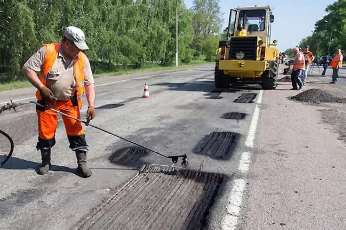 Утримання доріг у Коростенському і Звягельському районах обійдеться ОВА у понад 220 млн грн