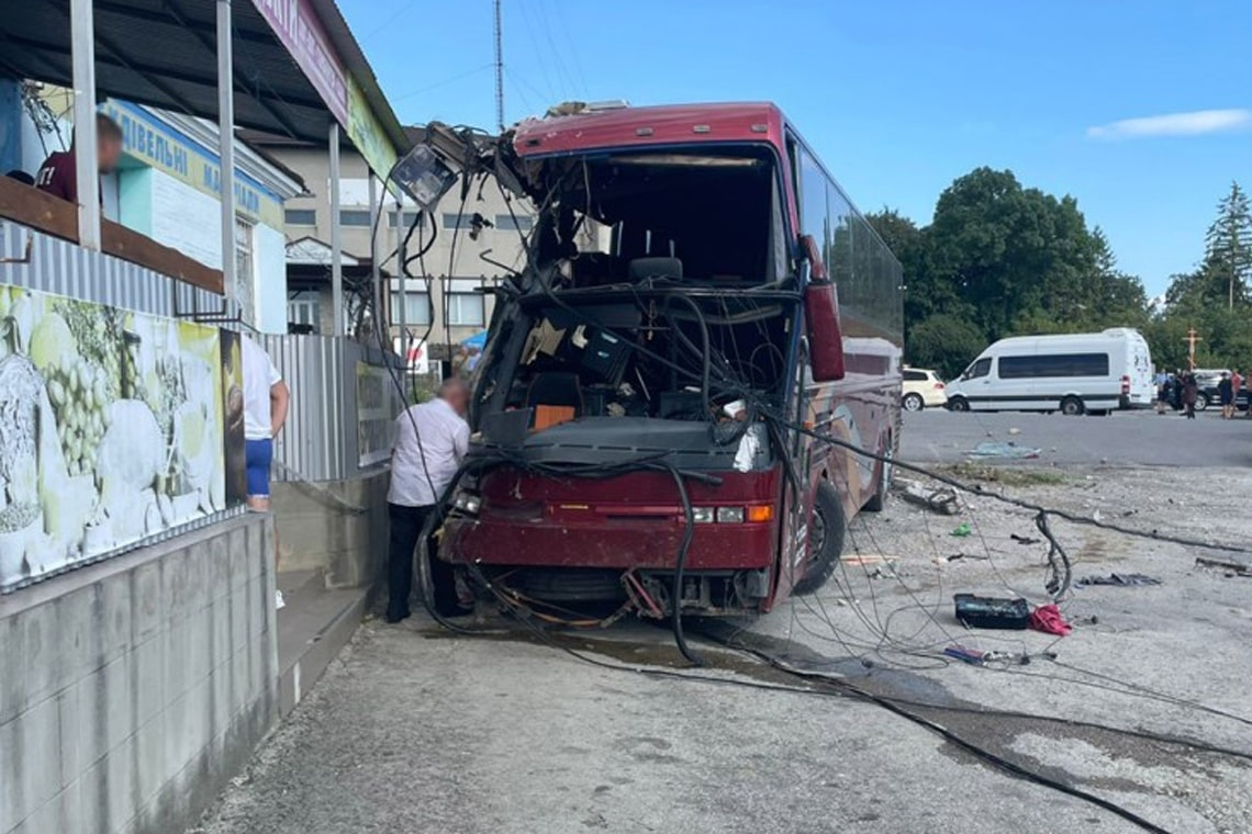 На трасі Житомир - Чернівці автобус з дітьми врізався у нежиле приміщення: 8 постраждалих