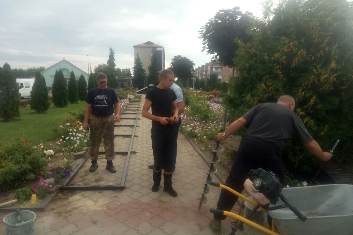 В центрі Олевська почали встановлювати конструкції, де розмістять портрети загиблих захисників