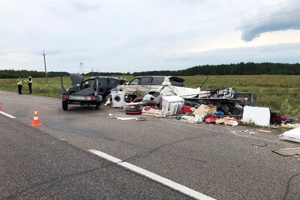 На "Варшавській" трасі зіштовхнулись Volkswagen та Mitsubishi: серед 10-ти травмованих є діти