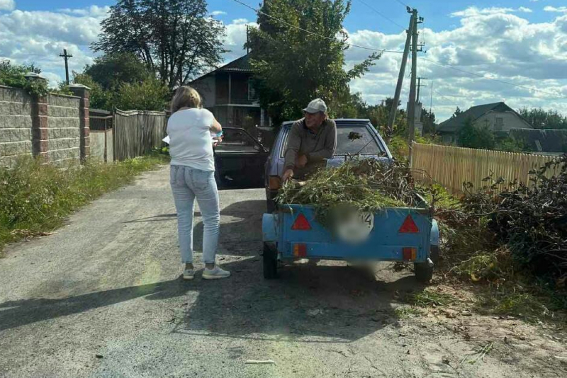 У Малині склали адмінпротокол на чоловіка, який збирався зробити біля сміттєвих баків несанкціоноване звалище