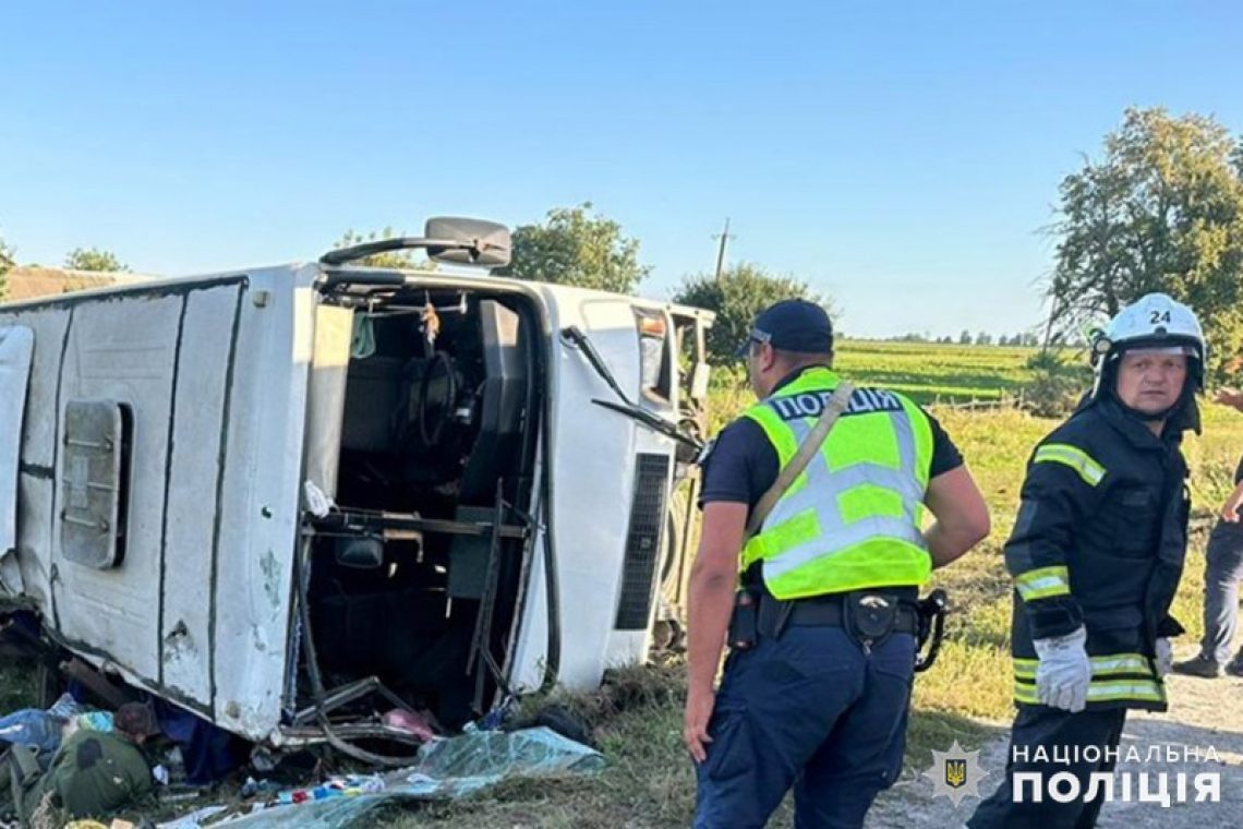 На Хмельниччині перекинувся автобус, який перевозив дітей з Житомирщини: є загиблі