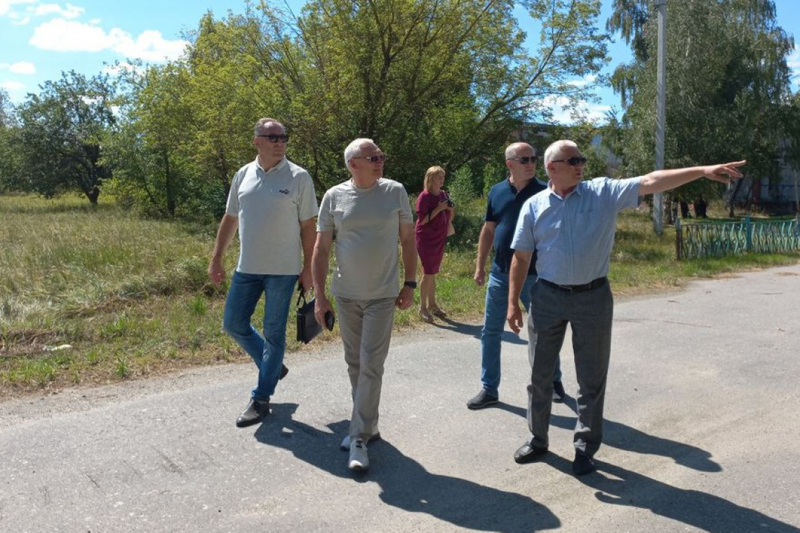 На Малинщині делегації з Латвії показали укриття, навчальні заклади та село, що бомбардував ворог