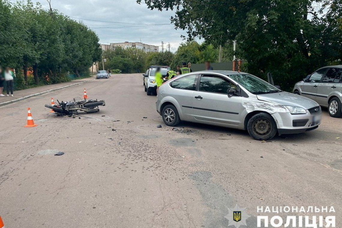 На Сосновського в Коростені зіштовхнулись Ford та мотоцикл: 17-річний водій двоколісника у лікарні