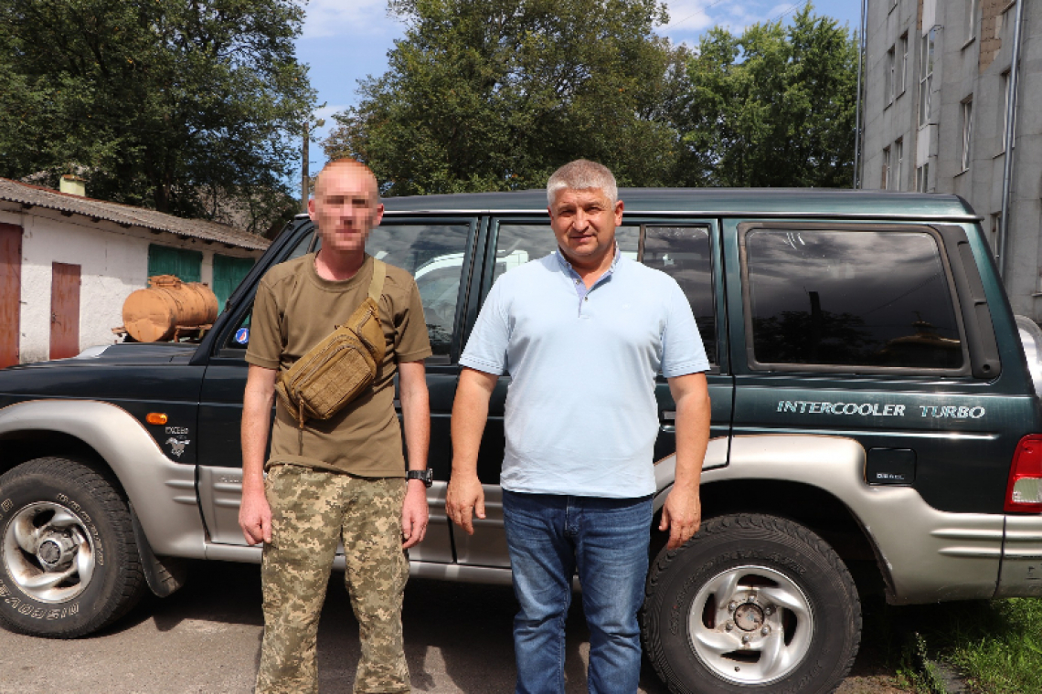 Для військового з села на Олевщині придбали та передали автомобіль