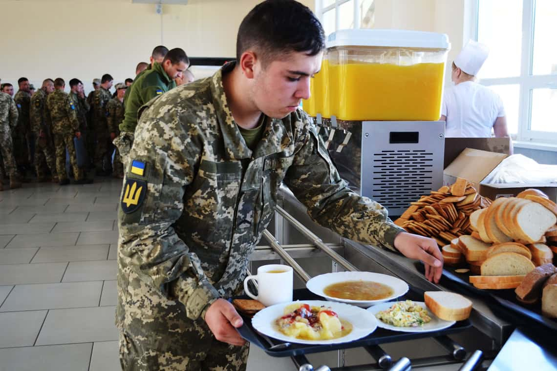 На Житомирщині та ще у декількох областях запустять нову модель забезпечення військових харчуванням