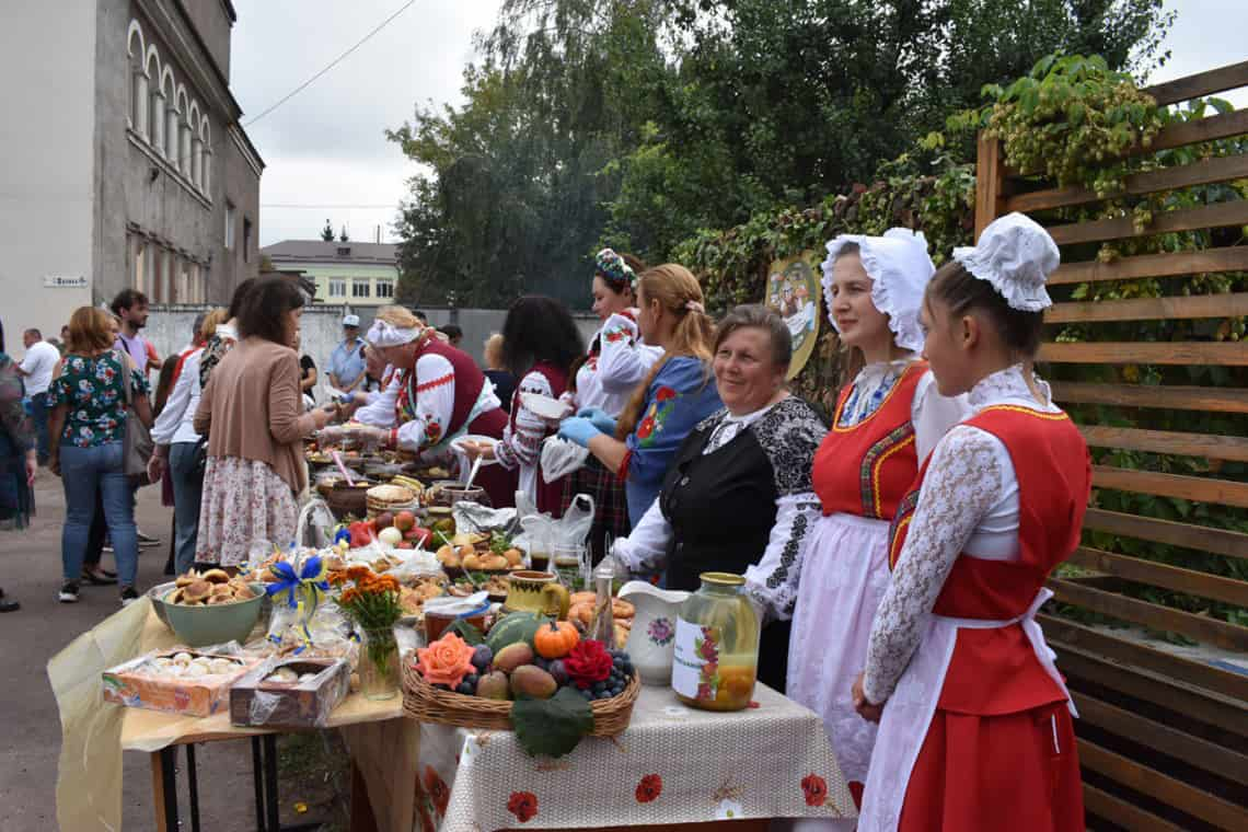 Збирали на ЗСУ: У Коростені відбувся благодійний ярмарок “Деруни-Донати-Дрони”