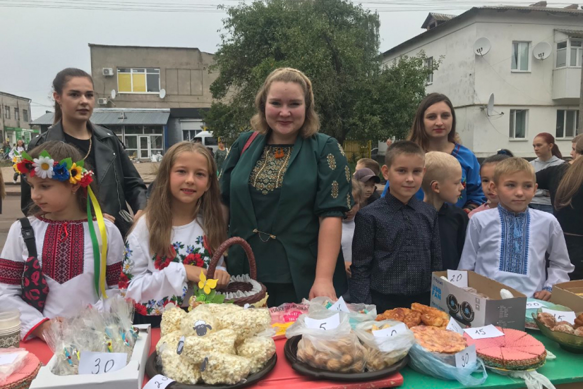 Під час дитячого ярмарку в Лугинах вдалося зібрати майже 50 тис. грн на потреби ЗСУ