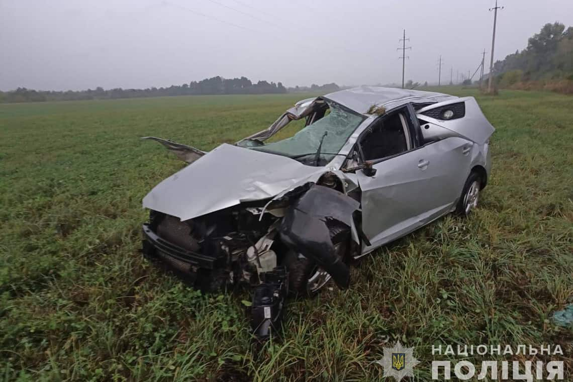 Дві дівчинки-підлітка отримали травми внаслідок перекидання автомобіля на Житомирщині